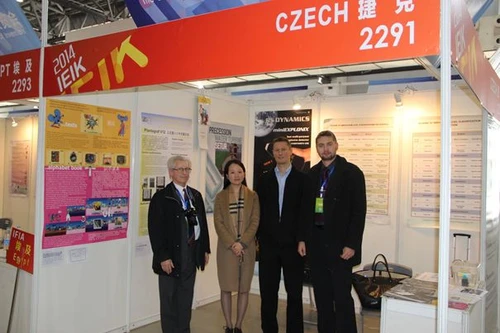 Členov&eacute; ČSVZ se z&aacute;stupem CzechTrade p Červinkou a jeho asistentkou